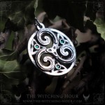 Pendentif triskel avec triquetra et cristaux verts, bijou celtique et païen artisanal