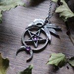 Pendentif pentacle et crâne de corbeau en améthyste, symbole wiccan de protection