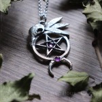 Pendentif pentacle et crâne de corbeau en améthyste, symbole wiccan de protection