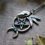 Pendentif pentacle gothique et crâne de corbeau, bijou ésotérique et païen artisanal