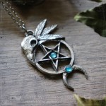 Pendentif pentacle gothique et crâne de corbeau, bijou ésotérique et païen artisanal