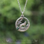 Pendentif loup entouré d'un ouroboros et d'une pierre, bijou païen