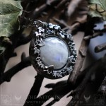 Pendentif avec pierre de lune inspiré de la nature, bijou ésotérique artisanal