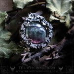 Pendentif en fluorite inspiré de la nature, bijou ésotérique artisanal