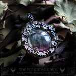 Pendentif en fluorite inspiré de la nature, bijou ésotérique artisanal