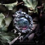 Pendentif en fluorite inspiré de la nature, bijou ésotérique artisanal