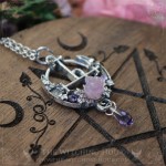 Pendentif sigil de Lilith avec rose et cristaux violets, bijou gothique artisanal