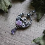 Pendentif sigil de Lilith avec rose et cristaux violets sur un croissant de lune, bijou gothique artisanal