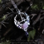 Pendentif sigil de Lilith avec rose et cristaux violets sur un croissant de lune, bijou gothique artisanal