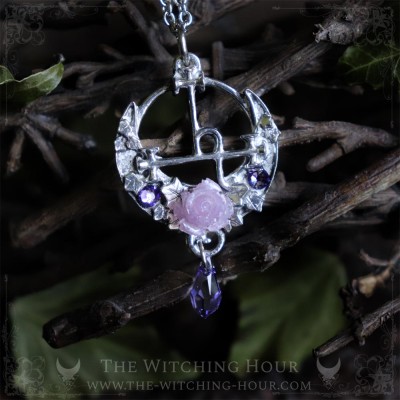 Pendentif sigil de Lilith avec rose et cristaux violets sur un croissant de lune, bijou gothique artisanal