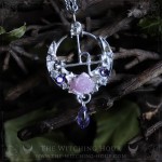 Pendentif sigil de Lilith avec rose et cristaux violets sur un croissant de lune, bijou gothique artisanal
