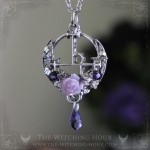 Pendentif sigil de Lilith avec rose et cristaux violets, bijou gothique artisanal