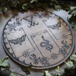 Plateau de divination sigil de Lucifer en bois, outil ésotérique pour tarot et oracle Plateau de divination sigil de Lucifer en bois, outil ésotérique pour tarot et oracle