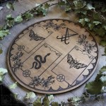 Plateau de divination sigil de Lucifer en bois, outil ésotérique pour tarot et oracle Plateau de divination sigil de Lucifer en bois, outil ésotérique pour tarot et oracle
