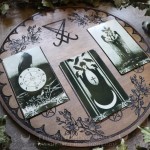 Plateau de divination sigil de Lucifer en bois, outil ésotérique pour tarot et oracle Plateau de divination sigil de Lucifer en bois, outil ésotérique pour tarot et oracle