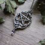 Pendentif pentacle elfique entouré de feuilles de lierre, bijou païen et ésotérique