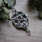 Pendentif pentacle elfique entouré de feuilles de lierre, bijou païen et ésotérique