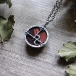 Pendentif sigil de Lilith en œil de tigre rouge, bijou ésotérique et gothique artisanal