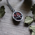 Pendentif sigil de Lilith en œil de tigre rouge, bijou ésotérique et gothique artisanal