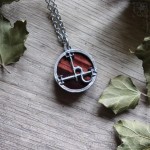 Pendentif sigil de Lilith en œil de tigre rouge, bijou ésotérique et gothique artisanal