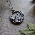 Pendentif sapins sur croissant de lune inspiré des montagnes Vosgiennes, bijou païen