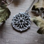 Pendentif pentacle sur rosace de cathédrale gothique entouré de feuilles de lierres