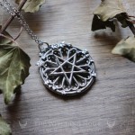 Pendentif pentacle sur rosace de cathédrale gothique entouré de feuilles de lierres