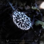 Pendentif pentacle sur rosace de cathédrale gothique entouré de feuilles de lierres