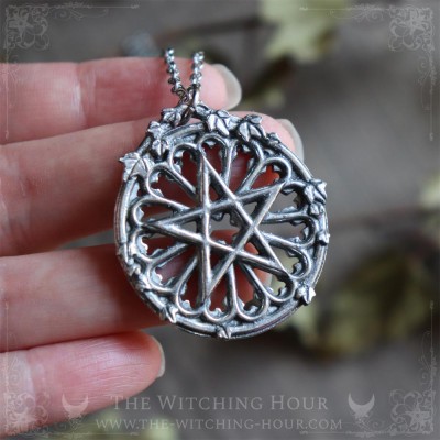 Pendentif pentacle sur rosace de cathédrale gothique entouré de feuilles de lierres