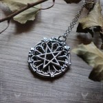 Pendentif pentacle inversé sur rosace de cathédrale gothique, bijou ésotérique artisanal