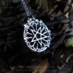 Pendentif pentacle inversé sur rosace de cathédrale gothique, bijou ésotérique artisanal