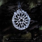 Pendentif pentacle inversé sur rosace de cathédrale gothique, bijou ésotérique artisanal