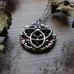 Pendentif triquetra gothique inspiré de l'architecture des cathédrales gothique, bijou ésotérique