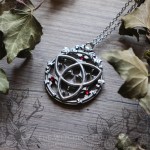Pendentif triquetra gothique inspiré de l'architecture des cathédrales gothique, bijou ésotérique