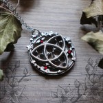 Pendentif triquetra gothique inspiré de l'architecture des cathédrales gothique, bijou ésotérique