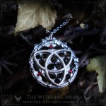 Pendentif triquetra gothique inspiré de l'architecture des cathédrales gothique, bijou ésotérique