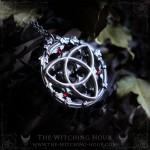 Pendentif triquetra gothique inspiré de l'architecture des cathédrales gothique, bijou ésotérique