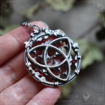 Pendentif triquetra gothique inspiré de l'architecture des cathédrales gothique, bijou ésotérique
