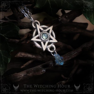 Collier pentacle en calcédoine, bijou ésotérique et gothique artisanal