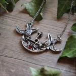 Collier sigil de Lilith sur triple lune avec grenat rouge, bijou gothique artisanal