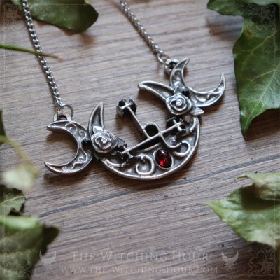 Collier sigil de Lilith sur triple lune avec grenat rouge, bijou gothique artisanal