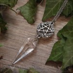 Collier pendule pentacle en pierre de lune arc-en-ciel et quartz, bijou ésotérique artisanal
