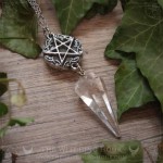 Collier pendule pentacle en pierre de lune arc-en-ciel et quartz, bijou ésotérique artisanal