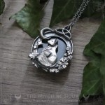 Pendentif renard et triquetra en agate mousse