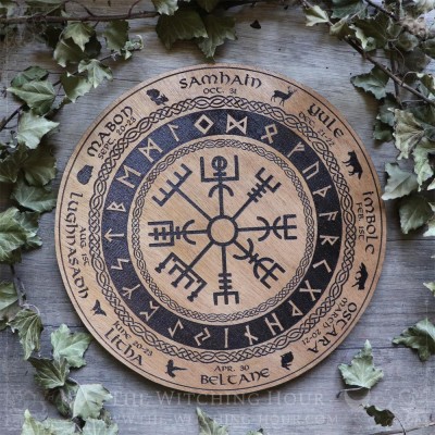 Roue de l'année païenne avec vegvisir viking et noms des sabbats des sorcières