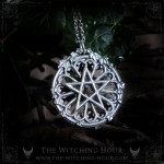 Pendentif pentacle sur rosace de cathédrale gothique entouré de feuilles de lierres