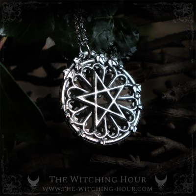 Pendentif pentacle sur rosace de cathédrale gothique entouré de feuilles de lierres