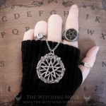 Pendentif pentacle sur rosace de cathédrale gothique entouré de feuilles de lierres