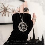 Pendentif pentacle sur rosace de cathédrale gothique entouré de feuilles de lierres