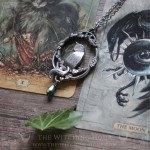 Pendentif chat entouré d'entrelacs elfiques, bijou gothique artisanal